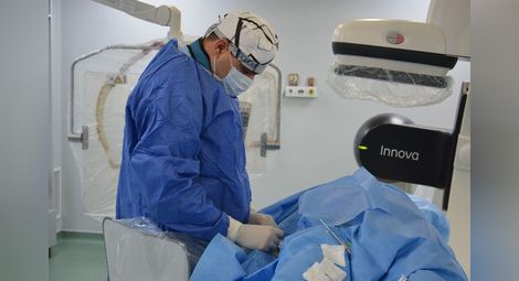 Д-р Гаврил Стоев поставя стент на запушен кръвоносен съд под контрола на ангиограф.  Снимки:Красимир СТОЯНОВ