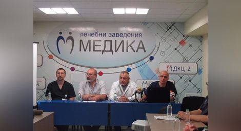 Лекарите Тютюнджиев, Йоцов, Кожухаров и Димитров /от ляво надясно/ разказаха за уникалната съвместна операция. Снимка: УМБАЛ „Медика“