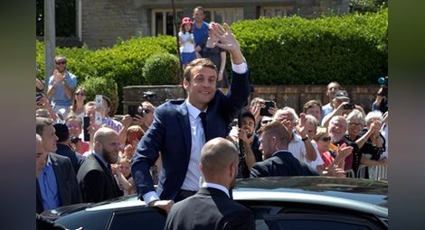 Президентът на Франция Емануел Макрон също упражни правото си на глас.