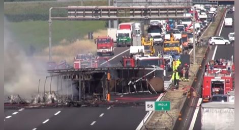 Катастрофа с наш тир блокира италианска магистрала (ВИДЕО)