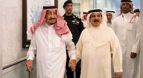 Кралят на Саудитска Арабия Салман ал-Сауд (вляво) и кралят на Бахрейн Хамад ал-Халифа.