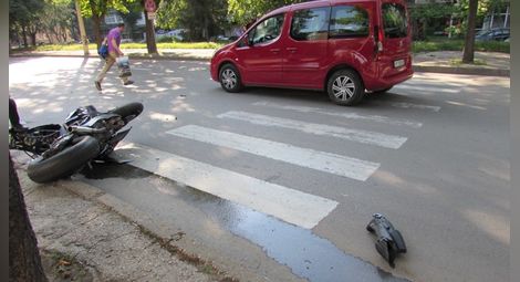 Моторист пострада тежко при катастрофа пред пешеходна пътека в Русе