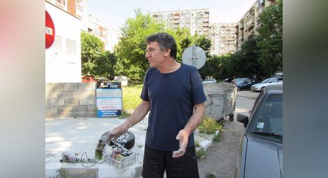 Собственикът на БМВ-то Стефан Великов разказва какво се е случило през нощта. 		   Снимка: Красимир СТОЯНОВ