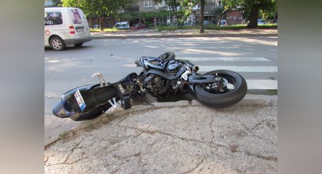 Каската спаси живота на млад моторист в тежка катастрофа
