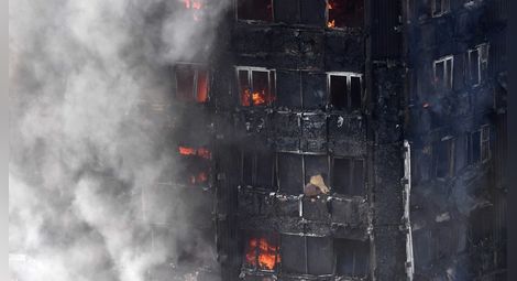 Чудовищен пожар погълна жилищен небостъргач в Лондон, има загинали