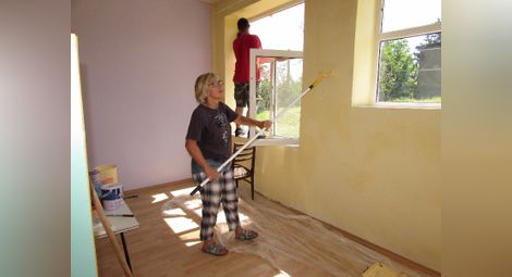 Доброволци от Германия ремонтират със свои пари училището в Хотанца