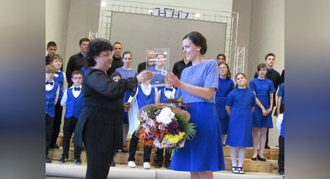 Диригентката Мина Влайкова подари на Симона букет и паметен знак.                                                         Снимка: Личен архив