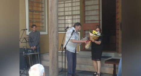 Анчо Калоянов получава наградата на специалната церемония в Пловдив. 				           Снимка: Утро