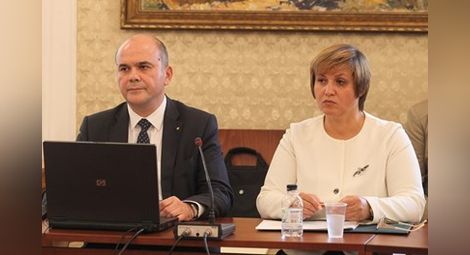 Настоящите шеф и зам.-шеф на НОИ Бисер Петков и Весела Караиванова на изслушването в социалната комисия в четвъртък