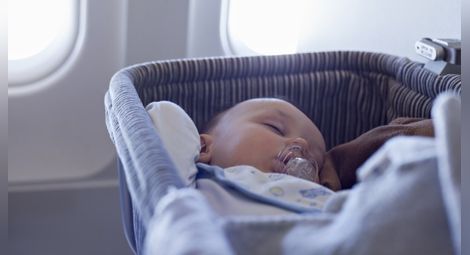 Бебе, родено по време на полет, ще пътува безплатно до края на живота си