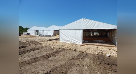Част от палатките, в които ще спят участниците в учението, вече са издигнати. 		                   Снимка: Красимир СТОЯНОВ