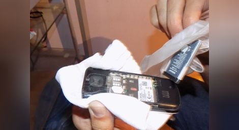 Един от телефоните, намерени в домовете на телефонните измамници.                                                                              Снимка: МВР