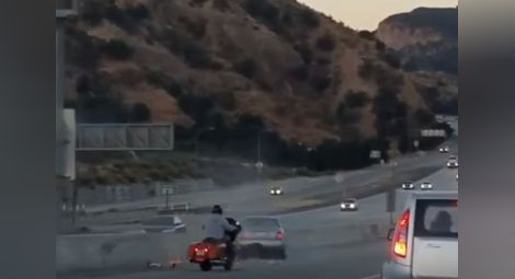 Моторист ритна кола и предизвика потресаваща катастрофа (видео)