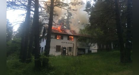 Пожар унищожи най-старата хижа в курорта Паничище