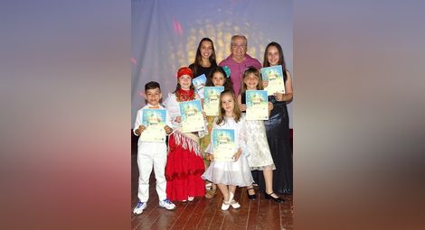 Малките певци със спечелените награди и своя ръководител Вили Икономов.                                                Снимка: Личен архив