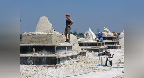 Въпреки парещите лъчи на слънцето вчера скулпторите продължиха да превръщат тоновете пясък в удивителни фигури.                                                                             Снимка: Красимир СТОЯНОВ