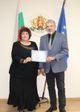 Росица Георгиева удостоена с грамота от областния управител на Русе Драгомир Драганов за изпълнението на здравната програма „Бързи герои 112“