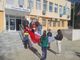 Ученици украсиха с триметрова мартеница сградата на Община Аврен