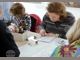 Курсистите в образователната програма на Варненската градска галерия изучават тънкостите на линогравюрата