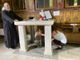 Екскурзия води туристи до лечебния Божи камък в Дервентския манастир