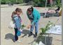 За трети път троянката Христина Банева раздава безплатно плодни дръвчета на деца от общината