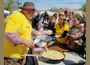 Ути Бъчваров сготви омлет на фестивала в с. Драгоево, който завърши с кулинарен конкурс за ястия от яйца и музикално-танцова програма