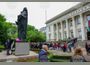 Столичният заместник-кмет по културата Яна Генова поднесе цветя пред паметника на светите братя Кирил и Методий