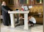Екскурзия води туристи до лечебния Божи камък в Дервентския манастир